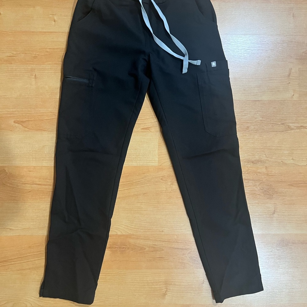 Figs Women's Black Yola Skinny with gray drawstring pant.